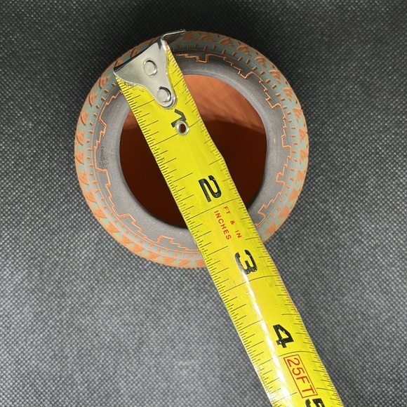 Small Navajo pottery vase - Picture 7 of 8